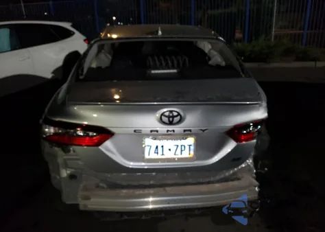 2021 Toyota Camry Se z USA, uszkodzony, nr VIN 4T1G11AK8MU490604